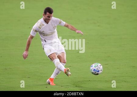 Orlando, Floride, États-Unis. 28 octobre 2020 : le défenseur d'Atlanta United Brooks LENNON (11) passe lors du match Orlando City vs Atlanta United au stade Exploria d'Orlando, FL, le 28 octobre 2020. Crédit : Cory Knowlton/ZUMA Wire/Alay Live News Banque D'Images