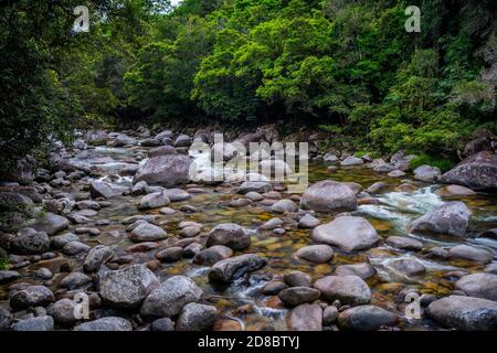 Ruisseau de montagnes aux eaux cristallines, Mossman gorge, nord du Queensland Banque D'Images