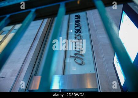 New York, États-Unis. 28 octobre 2020. Bureau de Charles Schwab à Wall Street, New York. Charles Schwab prévoit de licencier 1,000 employés à la suite de la fusion de TD Ameritrade. Crédit : SOPA Images Limited/Alamy Live News Banque D'Images