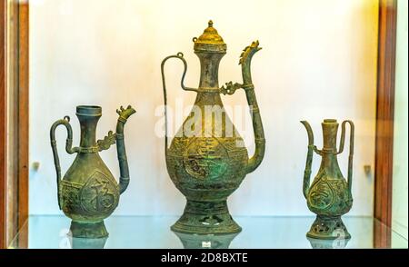 Objets en bronze du XIXe siècle et outils de la vie quotidienne encore conservés au musée d'histoire de Ho Chi Minh ville, Vietnam Banque D'Images