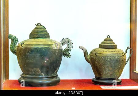 Objets en bronze du XIXe siècle et outils de la vie quotidienne encore conservés au musée d'histoire de Ho Chi Minh ville, Vietnam Banque D'Images