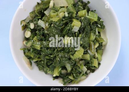 Rayo ko saag frite, sautés moutarde vert, Sikkim ou népali curry Banque D'Images