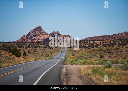 Autoroute du désert au coucher du soleil, concept de voyage, États-Unis. Route asphaltée et fond de canyon.