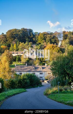 Village de Sheepscombe en fin d'après-midi lumière d'automne. Sheepscombe, Cotswolds, Gloucestershire, Angleterre Banque D'Images