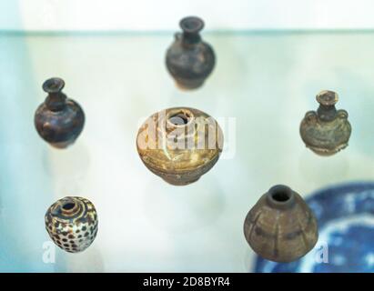 Objets en bronze du XIXe siècle et outils de la vie quotidienne encore conservés au musée d'histoire de Ho Chi Minh ville, Vietnam Banque D'Images