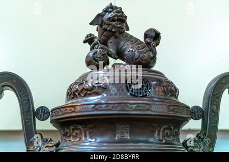 Objets en bronze du XIXe siècle et outils de la vie quotidienne encore conservés au musée d'histoire de Ho Chi Minh ville, Vietnam Banque D'Images