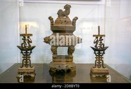 Objets en bronze du XIXe siècle et outils de la vie quotidienne encore conservés au musée d'histoire de Ho Chi Minh ville, Vietnam Banque D'Images