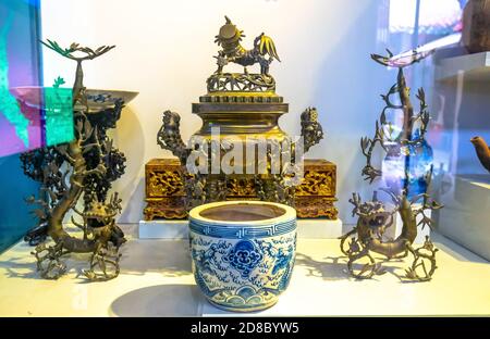 Objets en bronze du XIXe siècle et outils de la vie quotidienne encore conservés au musée d'histoire de Ho Chi Minh ville, Vietnam Banque D'Images