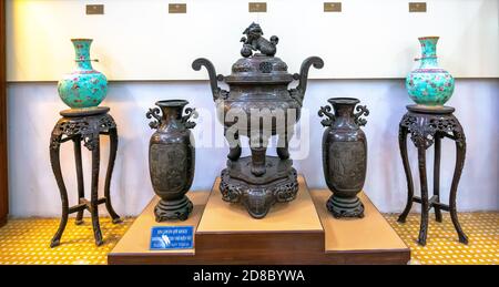 Objets en bronze du XIXe siècle et outils de la vie quotidienne encore conservés au musée d'histoire de Ho Chi Minh ville, Vietnam Banque D'Images