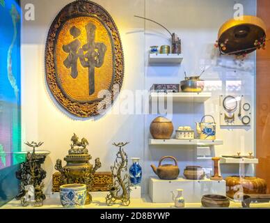 Objets en bronze du XIXe siècle et outils de la vie quotidienne encore conservés au musée d'histoire de Ho Chi Minh ville, Vietnam Banque D'Images