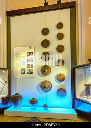Objets en bronze du XIXe siècle et outils de la vie quotidienne encore conservés au musée d'histoire de Ho Chi Minh ville, Vietnam Banque D'Images