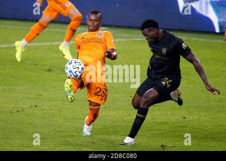 Los Angeles, Californie, États-Unis. 28 octobre 2020. Houston Dynamo avance Darwin Quintero (23) de Colombie, contrôle le ballon contre le défenseur du FC de Los Angeles Jésus David Murillo (94) de Colombie, pendant la deuxième moitié d'un match de football MLS mercredi, 28 octobre 2020, à Los Angeles. Crédit: Ringo Chiu/ZUMA Wire/Alay Live News Banque D'Images