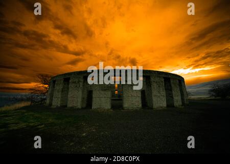 Surplombant le fleuve Columbia, la réplique Sam Hill de Stonehenge, dédiée en 1918 aux militaires du comté de Klickitat, Washington, décédé à WW Banque D'Images