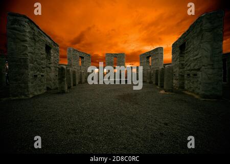 Surplombant le fleuve Columbia, la réplique Sam Hill de Stonehenge, dédiée en 1918 aux militaires du comté de Klickitat, Washington, décédé à WW Banque D'Images