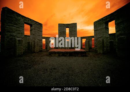 Surplombant le fleuve Columbia, la réplique Sam Hill de Stonehenge, dédiée en 1918 aux militaires du comté de Klickitat, Washington, décédé à WW Banque D'Images