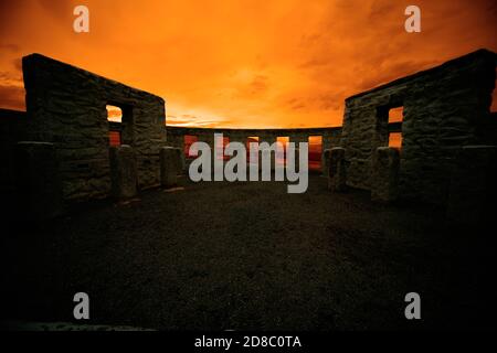 Surplombant le fleuve Columbia, la réplique Sam Hill de Stonehenge, dédiée en 1918 aux militaires du comté de Klickitat, Washington, décédé à WW Banque D'Images