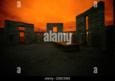 Surplombant le fleuve Columbia, la réplique Sam Hill de Stonehenge, dédiée en 1918 aux militaires du comté de Klickitat, Washington, décédé à WW Banque D'Images