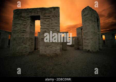 Surplombant le fleuve Columbia, la réplique Sam Hill de Stonehenge, dédiée en 1918 aux militaires du comté de Klickitat, Washington, décédé à WW Banque D'Images
