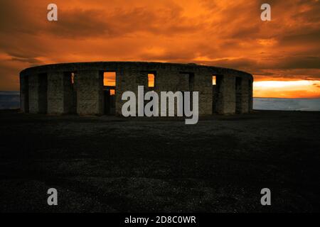 Surplombant le fleuve Columbia, la réplique Sam Hill de Stonehenge, dédiée en 1918 aux militaires du comté de Klickitat, Washington, décédé à WW Banque D'Images
