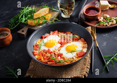 Petit-déjeuner tardif - oeufs au plat avec des légumes. Shakshuka. La cuisine arabe. Ces aliments. Banque D'Images