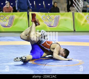 Orenbourg, Russie - du 15 au 16 mars 2017 : des jeunes hommes participent à la lutte sportive au championnat fédéral de la Volga en lutte sportive Banque D'Images