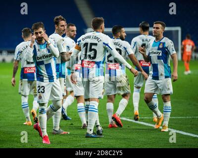 Barcelone, Espagne. 28 octobre 2020. Adrian Embarba (2e L) d'Espanyol célèbre son but lors d'un match de ligue espagnole entre le RCD Espanyol et le SD Ponferradina à Barcelone, Espagne, le 28 octobre 2020. Crédit : Joan Gosa/Xinhua/Alay Live News Banque D'Images