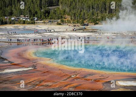 Vue aérienne rapprochée du Grand Printemps prismatique dans le bassin de la Geyser de Midway, parc national de Yellowstone, Wyoming, États-Unis. C'est le plus grand printemps chaud de l'ONU Banque D'Images