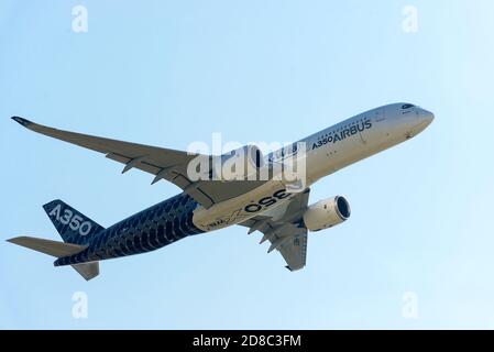 Zhukovsky, région de moskow, Russie - 31 août 2019 : Airbus Industrie A350 avion de ligne civile moderne prenant son envol pour un vol de démonstration à Zhukovsky au cours de MAKS- Banque D'Images