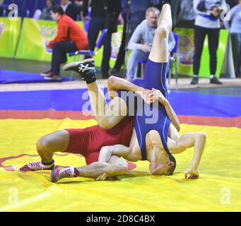 Orenbourg, Russie - du 15 au 16 mars 2017 : des jeunes hommes participent à la lutte sportive au championnat fédéral de la Volga en lutte sportive Banque D'Images