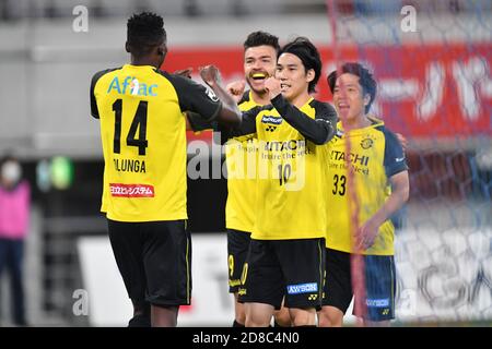 Tokyo, Japon. 28 octobre 2020. Cristiano de Kashiwa Reysol célèbre avec Ataru Esaka (10) et Olunga (14) après avoir marquant le deuxième but de leur équipe lors de la J.LEAGUE Division 1 1-3 entre le FC Tokyo 2020 Kashiwa Reysol au stade Ajinomoto de Tokyo, Japon, le 28 octobre 2020. Credit: AFLO/Alay Live News Banque D'Images