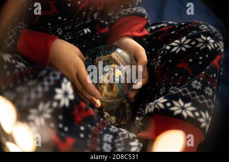 Noël enfant garçon rêves de soir Noël arbre vacances flashlights Banque D'Images