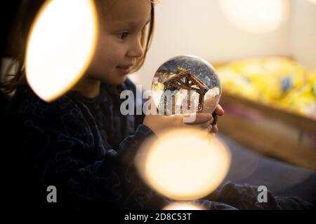 Noël enfant garçon rêves de soir Noël arbre vacances flashlights Banque D'Images