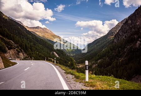 Route dans les montagnes par jour Banque D'Images