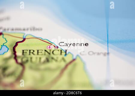 Faible profondeur de champ mise au point sur la carte géographique de Cayenne ville Guyane française continent Amérique du Sud sur atlas Banque D'Images