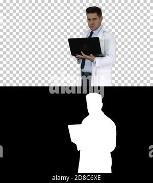 Médecin montrant les résultats dans l'ordinateur portable, Alpha Channel Banque D'Images