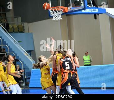 Orenburg, Russie - 24 novembre 2019: Les filles jouent au basket-ball dans le match de championnat russe entre les clubs de basket-ball "Hope" (Orenburg) et "UMMC Banque D'Images