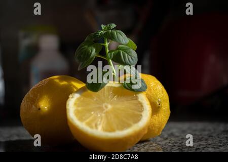 Une photo de citron et de menthe sur la table de cuisine Banque D'Images