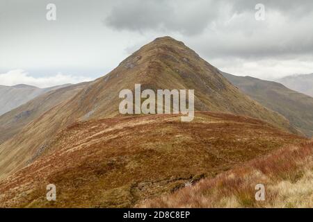 En regardant vers le sommet du Corbett am Bathach près de Glen Shiel, en Écosse. Banque D'Images