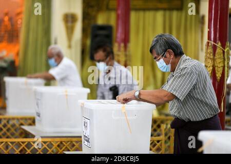 Yangon, Myanmar. 29 octobre 2020. Les électeurs ont voté lors du vote par anticipation pour les élections générales dans un bureau de vote à Yangon, au Myanmar, le 29 octobre 2020. Le vote par anticipation dure normalement 10 jours et prendra fin le 7 novembre, un jour avant les élections. Credit: U Aung/Xinhua/Alamy Live News Banque D'Images