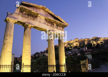 Ruines de l'agora romaine dans le quartier de Plaka avec la colline de l'Acropole en arrière-plan, Athènes, Grèce, mai 29 2019. Banque D'Images