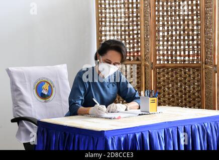 Yangon, Myanmar. 29 octobre 2020. Aung San Suu Kyi, conseillère d'État du Myanmar, s'inscrit au vote par anticipation pour les élections générales à Nay Pyi Taw, au Myanmar, le 29 octobre 2020. Le président du Myanmar U Win Myint et le conseiller d'État Aung San Suu Kyi ont voté par anticipation jeudi pour les élections générales prévues le 8 novembre. (Ministère de l'information/document via Xinhua) crédit: Xinhua/Alay Live News Banque D'Images