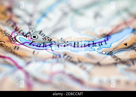 Faible profondeur de champ mise au point sur la carte géographique de Lac Baikal au large de l'intérieur de la Sibérie sur atlas Banque D'Images