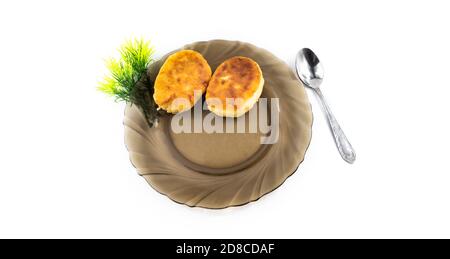 Cheesecake russe avec des verts sur une assiette sur un isolé arrière-plan blanc Banque D'Images