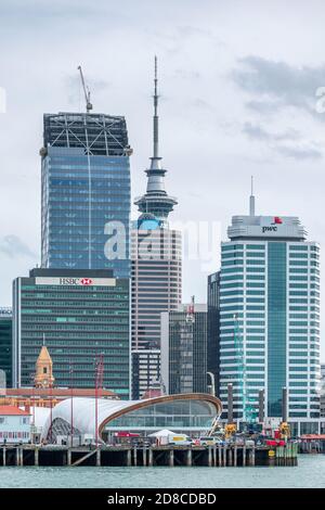 AUCKLAND, NOUVELLE-ZÉLANDE - 21 octobre 2019 : vue du bâtiment de la Banque HSBC et de la tour PwC avec la banque ANZ et la tour Skytower en arrière-plan Banque D'Images