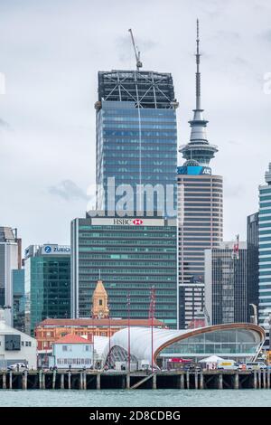 AUCKLAND, NOUVELLE-ZÉLANDE - 21 octobre 2019 : vue du bâtiment de la Banque HSBC et de la tour PwC avec la banque ANZ et la tour Skytower en arrière-plan Banque D'Images