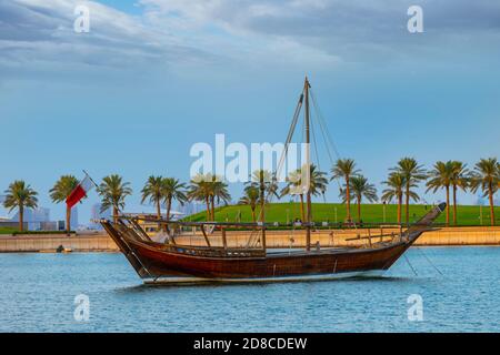 :bateau traditionnel de Dhow sur la côte de Doha au coucher du soleil, Qatar Musée islamique Banque D'Images