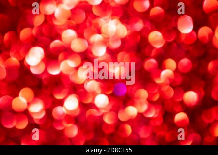 Rouge lumières abstrait bokeh toile de fond. Noël ou Saint-Valentin lumières de jour bokeh. Banque D'Images