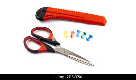 École étudiant papeterie ensemble broches papier clips ciseaux, sur fond blanc isolé Banque D'Images