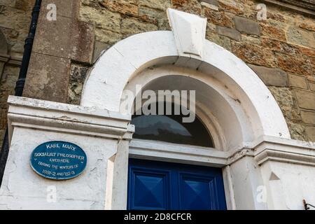 Plaque bleue sur une maison du chemin Saint-Boniface, Ventnor, île de Wight, où Karl Marx a vécu pendant deux hivers dans les années 1880 Banque D'Images