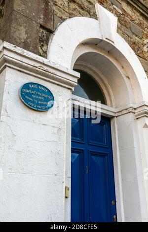 Plaque bleue sur une maison du chemin Saint-Boniface, Ventnor, île de Wight, où Karl Marx a vécu pendant deux hivers dans les années 1880 Banque D'Images